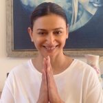 Gauri Pradhan Tejwani Instagram – THE TEMPLE TRIANGLE-
Massaging these 3 points simultaneously helps in headache reduction,stuffy ears,tinnitus,toothache,mind relaxing and releasing muscle tension or stress.
#OorjaByGauri #faceyoga #pranayam #meditation #mentalhealthcounceling #holistichealth