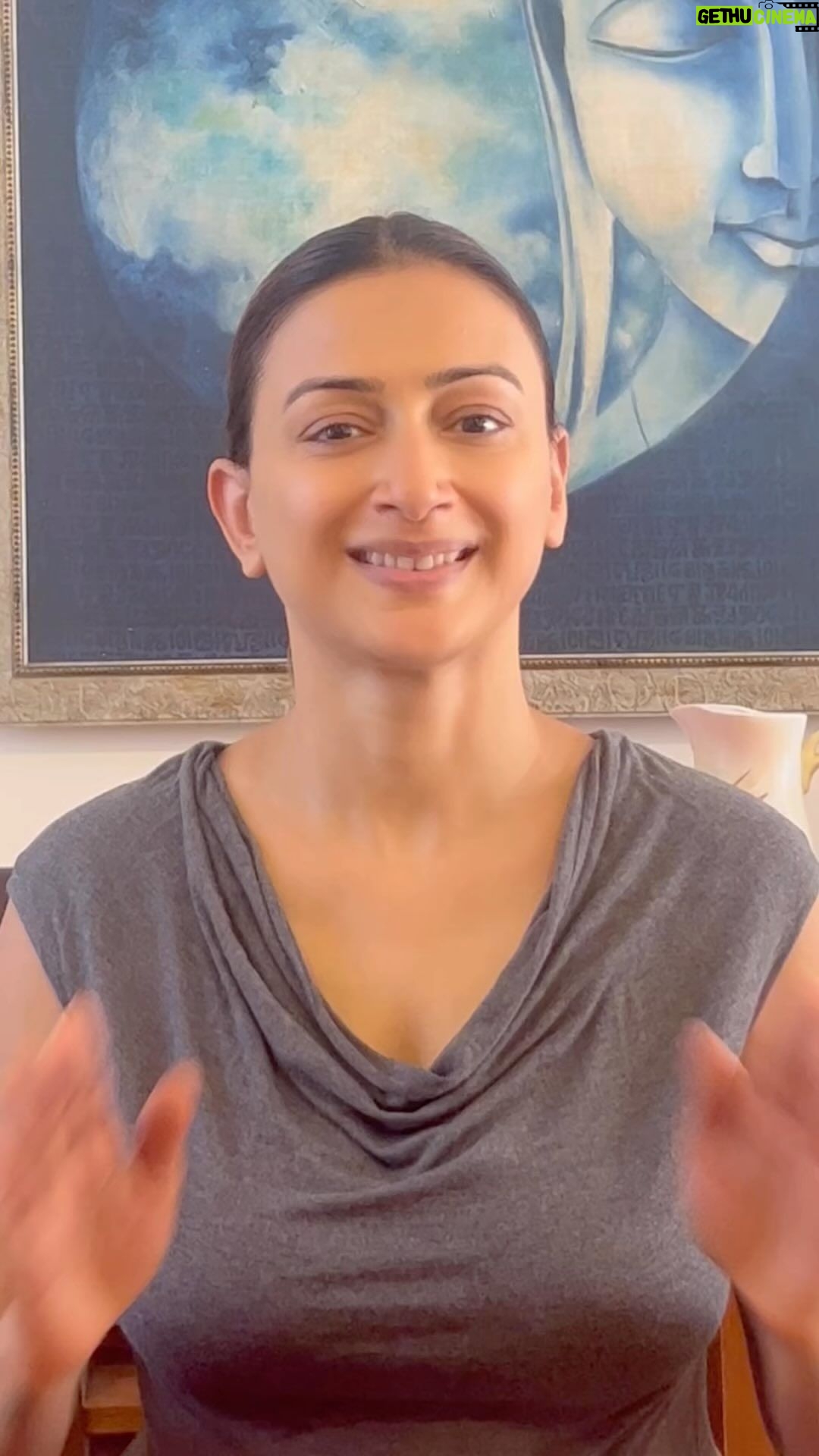 Gauri Pradhan Tejwani Instagram - The Collagen Roller Used to erase fine lines under the eyes,lips,neck,cheeks and forehead.also helps with crow’s feet,11 lines and more.can also be used to plump lips and boost collagen. #OorjaByGauri #faceyoga #pranayam #meditation #antenatalyoga #mentalhealthcounseling #holistichealth
