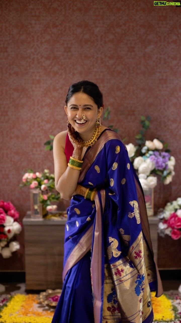 Gautami Deshpande Instagram - Wearing blue…and not feeling blue 🥰 #gautamideshpande #reelsinstagram #trending #trendingreels #cute #happy #traditional #saree #blue #sareelove