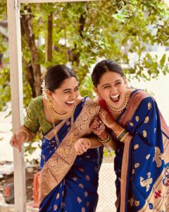 Gautami Deshpande Instagram - जेवढे काढले तेवढे टाकले Pc - @swanandtendulkar #sisterlove #sisters #wedding #saree #sareelove