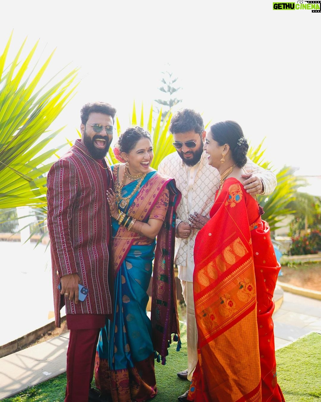 Gautami Deshpande Instagram - अजूनही विश्वास बसत नाहीये की गौतमीचं लग्न झालं... प्रत्येक गोष्टीमध्ये ताई हवी असणारी माझी बहीण स्वतःच्या संसाराला लागली... या क्षणी नक्की काय वाटतंय ते शब्दात सांगता येत नाहीये... आनंद..काळजी..आता ती officially दुसऱ्याची झाली याचं दुःख.. आणि तिच्या मनासारखा जोडीदार मिळाल्याचा आनंद.. सगळ्याच भावना एकत्र आल्या आहेत... काल परवा पर्यंत ताईचे शेपूट असणार आमचं बाळ ‘संसार’ करताना बघणं मजेचं असणार आहे.. यापुढे आम्हा बहिणींची gossips एकतर्फी नसतील 😁 आणि कदाचित तिचा संसार सुरू झाल्यावर ,”ताई तुला माझ्यासाठी वेळच नसतो..” ही तिची तक्रार संपेल... कारण..? तिचं तिलाच कळेल! स्वानंद.. तुझं वेगळं स्वागत करण्याची गरज नाहीये... लग्नाआधीच तू फॅमिली मेंबर झाला होतासच... गौतमी स्वानंद ची काळजी घे... स्वानंद गौतमची साथ सोडू नकोस... संसार कोणाचाच सोपा नसतो.. पण एक दुसऱ्याचा हात घट्ट पकडलेला असला की कुठल्याही अडचणी वरती मात करता येते.. कदाचित सहज नाही... पण मात करता येते!! एकमेकांवर विश्वास असू द्या... संवाद असू द्या... नातं किंवा प्रेम असंच टिकत नाही त्यासाठी दोघांनीही कष्ट घेण्याची गरज असते... एकमेकांच्या प्रेमात पडण्याची नवीन कारणं शोधत रहा... एकमेकांना सांभाळून घ्या... आता फक्त तुम्ही दोघं नाही आहात दोन्ही कुटुंब एकत्र आली आहेत.. सगळ्यांची काळजी घ्या... आणि मी एवढं प्रेमाने बोलून सुद्धा, एवढं छान लिहून सुद्धा वेड्यासारखे वागलात, तर गाठ माझ्याशी आहे हे लक्षात ठेवा!!!! लै हनीन 😁😁 . . . #SwaG #lafdi Wedding outfit styling - @ketaki_ashish @stylebyk2 Aesthetics and Skincare @thefacestudio.in @_prajakta.kulkarni_ Phaotography - @sarrikaaaaaa @shoot_karnewala Mrunmayee Wardrobe - @vastrarupamsilks Hair - @snehakelkar906 Jewellery- @sorayaajewels_ Swapnil’s Wardrobe - @vaanis_official Location- @wildernesthilltopresort