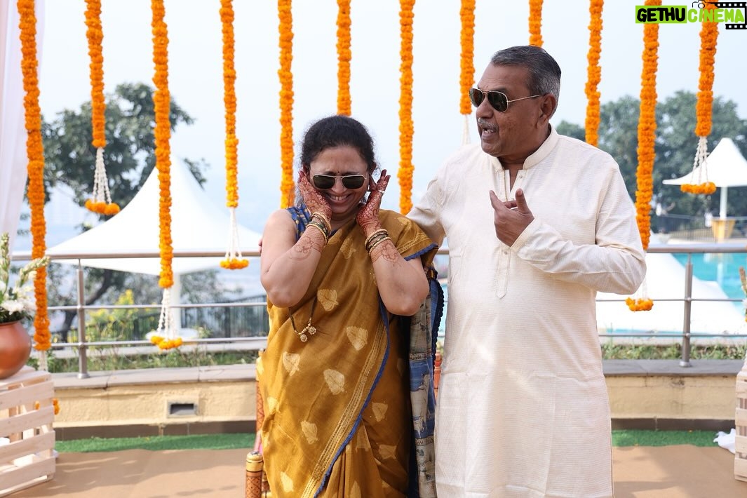 Gautami Deshpande Instagram - १ - बायकांची नेहेमीची pose - नवऱ्याचं ऐकायचं नाही! २ - आई बाबांची नेहेमीची पोज़- तू गप्प बस इती आई.. हाणीन धरून इती बाबा… स्थळ - गौतमीचं लग्न!! Photo credit- माझा लाडका भाऊ - @nishantdeshpande11