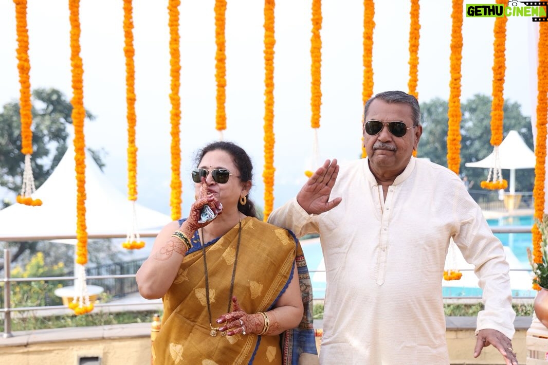 Gautami Deshpande Instagram - १ - बायकांची नेहेमीची pose - नवऱ्याचं ऐकायचं नाही! २ - आई बाबांची नेहेमीची पोज़- तू गप्प बस इती आई.. हाणीन धरून इती बाबा… स्थळ - गौतमीचं लग्न!! Photo credit- माझा लाडका भाऊ - @nishantdeshpande11