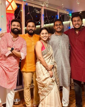 Gautami Deshpande Instagram - Family… 
@swapnilrao11 
@swanandtendulkar 
@gautamideshpandeofficial 
@kaivalya.deshpande 
@nishantdeshpande11