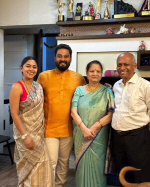 Gautami Deshpande Instagram - Family… 
@swapnilrao11 
@swanandtendulkar 
@gautamideshpandeofficial 
@kaivalya.deshpande 
@nishantdeshpande11