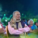 Gautami Deshpande Instagram - प्रिय आजोबा पत्रास कारण कि , आज तुमच्या आयुष्याच्या तिसऱ्या अंकाचा पडदा पडला ! आज माझ्या आजोबांची , आईच्या मामाचा बाबांची , आज्जीच्या प्रेमळ नवऱ्याची, उत्तम भावाची, आदर्श मुलाची अशा सगळया भूमिका असलेलं तुमच तीन अंकी नाटक इथेच संपलं ..... पण आजोबा काय सांगू तुम्हाला ....इतक्या कमाल वठवल्यात तुम्ही सगळ्या भूमिका ! प्रत्येक भूमिकेच वेगळेपण जपलं तुम्ही ... कथानक पण काय सुंदर आणि नाट्यमय होतं हो नाटकाचं .... सुरूवात झाली ती स्वतःचे वडील जाण्यापासून .... नंतर आईचा पुनर्विवाह ....नवीन कुटुंबामध्ये प्रवेश .... नवीन भावांचं सक्ख्यानपेक्षा जास्त प्रेम ....तुमच्यासारख्या handsome नायकाला साजेल अशा सुंदर नायिकेचा आयुष्यात प्रवेश .....नायकाचं नाटकाविषयाचं प्रेम ....लग्न ..... दोन गोड़ मुलांचा जन्म .... सारंच कथानक एखाद्या फिल्म ला लाजवेल असा .... तुमचे एक एक प्रवेश पण काय लाजवाब आजोबा ... "एखाद्याचं नशीब" म्हणत एक सुंदर नायिका आयुष्यात अली ...नकळत पणे मनाचे धागे जुळत गेले . मग " याला जीवन ऐसे नाव" म्हणत तुम्ही पुढे गेलात ... "अशी पाखरे येति" म्हणत संसार सुरु झाला .... "नाटककराच्या शोधात तुम्ही सहा पात्र" फिरत गेलात ....पुढे "शेहेनशाह" बनून तुम्ही "नटसम्राट" असल्याचा दाखवून दिलंत .... दुःखांकडे पाठ फिरवत हसतमुखानं "तो मी नव्हेच " म्हणत राहीलात .... असे आयुष्याचे खरे खुरे "किमयागार " ठरलात ..... "चाणक्य " बुद्धीने सतत आरोग्यक्षेत्राला योगदान देत आलात .... तीन अंक कुठे कसे संपले कळलंच नाही ..... प्रेक्षक प्रत्येक नाटकातून काही ना काही घेऊन जातो ... यातून काय बरोबर घेऊन जाऊ अन काय नको असा वाटतंय .... त्यामुळे हे नाटकच आता सोबत ठेवणारोत आयुष्यभर .... तुम्ही आता मात्र शांत व्हा ....दमला असाल तुम्ही .... आता खऱ्या अर्थानी पडदा पडला आहे ...नाटक संपल्यानंतर तो तुमच्यातला नट आता शांत आणि समाधानी आहे .... तुमच्यातला हा 'नट " आम्ही आमच्यात आयुष्यभर जागा ठेवू .... अन तुमच्या 10% तरी चांगुलपणा आणि सकारात्मकता आमच्यात यावी अशी प्रार्थना करू .... तुमच्याच एका प्रवेशातल हे वाक्य ....झालेत बहू ,असतील बहू , होतील बहू ,पण या सम हा ....!! रंगदेवतेला वंदन करून हा तीन अंकी प्रवेशाचा पडदा पडला असं जाहीर करते....अन त्या नटसम्राटास पुन्हा एकदा वंदन करते .... तुमची नात आणि तुमची फॅन गौतमी . #missing #atpeace #love #prayer