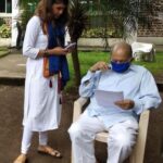 Gautami Deshpande Instagram - प्रिय आजोबा पत्रास कारण कि , आज तुमच्या आयुष्याच्या तिसऱ्या अंकाचा पडदा पडला ! आज माझ्या आजोबांची , आईच्या मामाचा बाबांची , आज्जीच्या प्रेमळ नवऱ्याची, उत्तम भावाची, आदर्श मुलाची अशा सगळया भूमिका असलेलं तुमच तीन अंकी नाटक इथेच संपलं ..... पण आजोबा काय सांगू तुम्हाला ....इतक्या कमाल वठवल्यात तुम्ही सगळ्या भूमिका ! प्रत्येक भूमिकेच वेगळेपण जपलं तुम्ही ... कथानक पण काय सुंदर आणि नाट्यमय होतं हो नाटकाचं .... सुरूवात झाली ती स्वतःचे वडील जाण्यापासून .... नंतर आईचा पुनर्विवाह ....नवीन कुटुंबामध्ये प्रवेश .... नवीन भावांचं सक्ख्यानपेक्षा जास्त प्रेम ....तुमच्यासारख्या handsome नायकाला साजेल अशा सुंदर नायिकेचा आयुष्यात प्रवेश .....नायकाचं नाटकाविषयाचं प्रेम ....लग्न ..... दोन गोड़ मुलांचा जन्म .... सारंच कथानक एखाद्या फिल्म ला लाजवेल असा .... तुमचे एक एक प्रवेश पण काय लाजवाब आजोबा ... "एखाद्याचं नशीब" म्हणत एक सुंदर नायिका आयुष्यात अली ...नकळत पणे मनाचे धागे जुळत गेले . मग " याला जीवन ऐसे नाव" म्हणत तुम्ही पुढे गेलात ... "अशी पाखरे येति" म्हणत संसार सुरु झाला .... "नाटककराच्या शोधात तुम्ही सहा पात्र" फिरत गेलात ....पुढे "शेहेनशाह" बनून तुम्ही "नटसम्राट" असल्याचा दाखवून दिलंत .... दुःखांकडे पाठ फिरवत हसतमुखानं "तो मी नव्हेच " म्हणत राहीलात .... असे आयुष्याचे खरे खुरे "किमयागार " ठरलात ..... "चाणक्य " बुद्धीने सतत आरोग्यक्षेत्राला योगदान देत आलात .... तीन अंक कुठे कसे संपले कळलंच नाही ..... प्रेक्षक प्रत्येक नाटकातून काही ना काही घेऊन जातो ... यातून काय बरोबर घेऊन जाऊ अन काय नको असा वाटतंय .... त्यामुळे हे नाटकच आता सोबत ठेवणारोत आयुष्यभर .... तुम्ही आता मात्र शांत व्हा ....दमला असाल तुम्ही .... आता खऱ्या अर्थानी पडदा पडला आहे ...नाटक संपल्यानंतर तो तुमच्यातला नट आता शांत आणि समाधानी आहे .... तुमच्यातला हा 'नट " आम्ही आमच्यात आयुष्यभर जागा ठेवू .... अन तुमच्या 10% तरी चांगुलपणा आणि सकारात्मकता आमच्यात यावी अशी प्रार्थना करू .... तुमच्याच एका प्रवेशातल हे वाक्य ....झालेत बहू ,असतील बहू , होतील बहू ,पण या सम हा ....!! रंगदेवतेला वंदन करून हा तीन अंकी प्रवेशाचा पडदा पडला असं जाहीर करते....अन त्या नटसम्राटास पुन्हा एकदा वंदन करते .... तुमची नात आणि तुमची फॅन गौतमी . #missing #atpeace #love #prayer