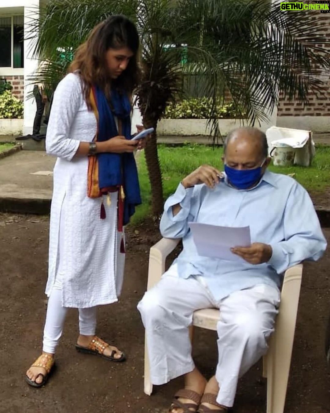 Gautami Deshpande Instagram - प्रिय आजोबा पत्रास कारण कि , आज तुमच्या आयुष्याच्या तिसऱ्या अंकाचा पडदा पडला ! आज माझ्या आजोबांची , आईच्या मामाचा बाबांची , आज्जीच्या प्रेमळ नवऱ्याची, उत्तम भावाची, आदर्श मुलाची अशा सगळया भूमिका असलेलं तुमच तीन अंकी नाटक इथेच संपलं ..... पण आजोबा काय सांगू तुम्हाला ....इतक्या कमाल वठवल्यात तुम्ही सगळ्या भूमिका ! प्रत्येक भूमिकेच वेगळेपण जपलं तुम्ही ... कथानक पण काय सुंदर आणि नाट्यमय होतं हो नाटकाचं .... सुरूवात झाली ती स्वतःचे वडील जाण्यापासून .... नंतर आईचा पुनर्विवाह ....नवीन कुटुंबामध्ये प्रवेश .... नवीन भावांचं सक्ख्यानपेक्षा जास्त प्रेम ....तुमच्यासारख्या handsome नायकाला साजेल अशा सुंदर नायिकेचा आयुष्यात प्रवेश .....नायकाचं नाटकाविषयाचं प्रेम ....लग्न ..... दोन गोड़ मुलांचा जन्म .... सारंच कथानक एखाद्या फिल्म ला लाजवेल असा .... तुमचे एक एक प्रवेश पण काय लाजवाब आजोबा ... "एखाद्याचं नशीब" म्हणत एक सुंदर नायिका आयुष्यात अली ...नकळत पणे मनाचे धागे जुळत गेले . मग " याला जीवन ऐसे नाव" म्हणत तुम्ही पुढे गेलात ... "अशी पाखरे येति" म्हणत संसार सुरु झाला .... "नाटककराच्या शोधात तुम्ही सहा पात्र" फिरत गेलात ....पुढे "शेहेनशाह" बनून तुम्ही "नटसम्राट" असल्याचा दाखवून दिलंत .... दुःखांकडे पाठ फिरवत हसतमुखानं "तो मी नव्हेच " म्हणत राहीलात .... असे आयुष्याचे खरे खुरे "किमयागार " ठरलात ..... "चाणक्य " बुद्धीने सतत आरोग्यक्षेत्राला योगदान देत आलात .... तीन अंक कुठे कसे संपले कळलंच नाही ..... प्रेक्षक प्रत्येक नाटकातून काही ना काही घेऊन जातो ... यातून काय बरोबर घेऊन जाऊ अन काय नको असा वाटतंय .... त्यामुळे हे नाटकच आता सोबत ठेवणारोत आयुष्यभर .... तुम्ही आता मात्र शांत व्हा ....दमला असाल तुम्ही .... आता खऱ्या अर्थानी पडदा पडला आहे ...नाटक संपल्यानंतर तो तुमच्यातला नट आता शांत आणि समाधानी आहे .... तुमच्यातला हा 'नट " आम्ही आमच्यात आयुष्यभर जागा ठेवू .... अन तुमच्या 10% तरी चांगुलपणा आणि सकारात्मकता आमच्यात यावी अशी प्रार्थना करू .... तुमच्याच एका प्रवेशातल हे वाक्य ....झालेत बहू ,असतील बहू , होतील बहू ,पण या सम हा ....!! रंगदेवतेला वंदन करून हा तीन अंकी प्रवेशाचा पडदा पडला असं जाहीर करते....अन त्या नटसम्राटास पुन्हा एकदा वंदन करते .... तुमची नात आणि तुमची फॅन गौतमी . #missing #atpeace #love #prayer