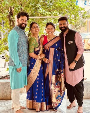 Gautami Deshpande Instagram - Final photo dump from Kartiki’s wedding! 
@swapnilrao11 @gautamideshpandeofficial @swanandtendulkar 
#wedding #weddingday #photodump #family #happyface 
Pc - @swanandtendulkar @nishantpvt3 @nishantdeshpande11