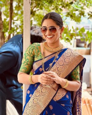 Gautami Deshpande Instagram - Final photo dump from Kartiki’s wedding! 
@swapnilrao11 @gautamideshpandeofficial @swanandtendulkar 
#wedding #weddingday #photodump #family #happyface 
Pc - @swanandtendulkar @nishantpvt3 @nishantdeshpande11