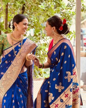 Gautami Deshpande Instagram - जेवढे काढले तेवढे टाकले
Pc - @swanandtendulkar 
#sisterlove #sisters #wedding #saree #sareelove