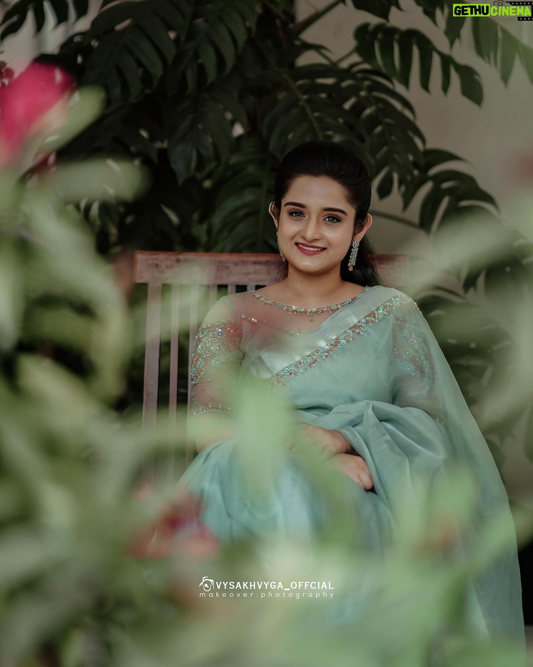Gopika Anil Instagram - 💚 Saree- @jazaashdesignstudio 💚 Makeup n hair- @abilashchickumakeupartist 💚 Pc - @vysakhvyga_official . #ootd #outfitoftheday #organzasaree #loveforsaree #pastelshades #pictureoftheday #jazaashdesignstudio #photoshoot