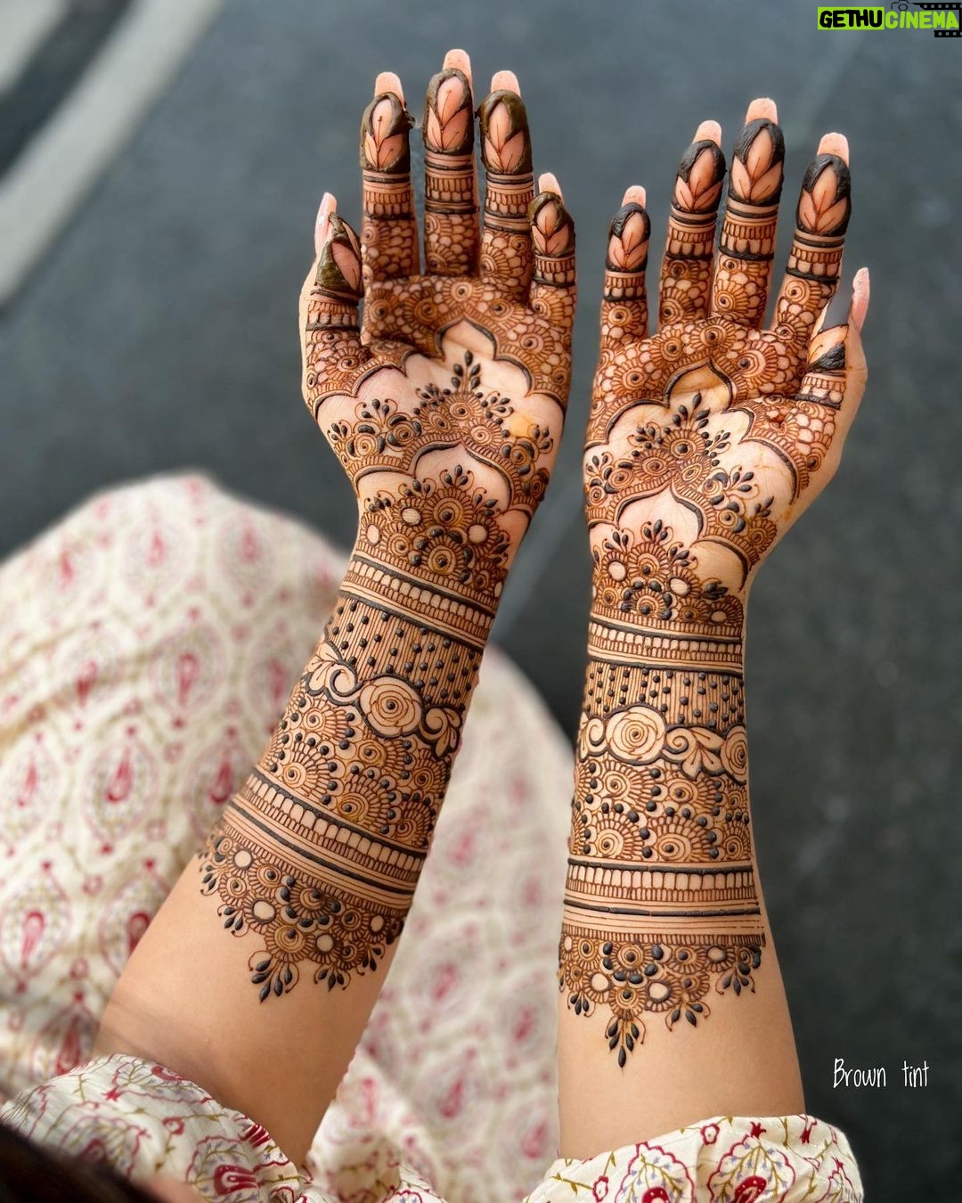 Gopika Anil Instagram - 🤎🤎🤎 . . . . . . . . . . #mehndi #simplemehendi #bridalmehndi #partyhenna #hennainspire #hennainspo #hennalove #picoftheday #bridalhenna #hennaartist #simplehenna #bridemaids #mehndi2023 #keralabride #artistsoninstagram #hennatatto #indianbride #wedding #indianbride #worldhennaforall #mehndilove #bridalhennaartist #mehendidesign #mehandidesign #hennalookbook #footmehndi #hennainspo_1 #trendymehndidesigns #newhenna #hennafun