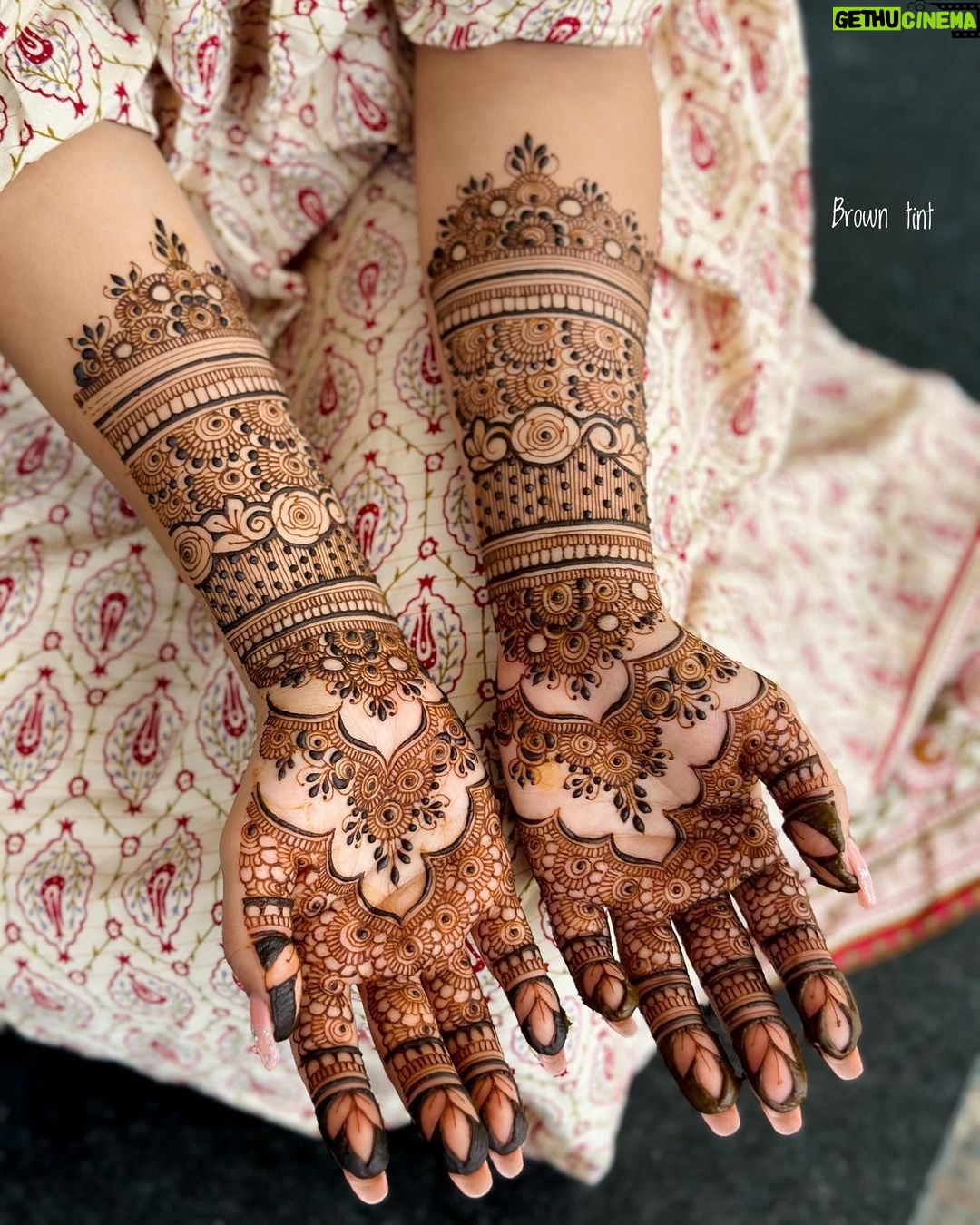 Gopika Anil Instagram - 🤎🤎🤎 . . . . . . . . . . #mehndi #simplemehendi #bridalmehndi #partyhenna #hennainspire #hennainspo #hennalove #picoftheday #bridalhenna #hennaartist #simplehenna #bridemaids #mehndi2023 #keralabride #artistsoninstagram #hennatatto #indianbride #wedding #indianbride #worldhennaforall #mehndilove #bridalhennaartist #mehendidesign #mehandidesign #hennalookbook #footmehndi #hennainspo_1 #trendymehndidesigns #newhenna #hennafun