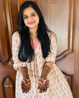 Gopika Anil Instagram - Pretty hands of gorgeous @gops_gopikaanil 

.
. 
.
.
.
.
.
. 
.
#celebrity #actress #celebrityhenna
#mehndi #simplemehendi #bridalmehndi #partyhenna #hennainspire #hennainspo #hennalove #picoftheday #bridalhenna #hennaartist #simplehenna #bridemaids #mehndi2023 #keralabride #artistsoninstagram #hennatatto #wedding #indianbride #worldhennaforall #mehndilove #bridalhennaartist #mehendidesign #mehandidesign #hennalookbook #trendymehndidesigns #newhenna #hennafun