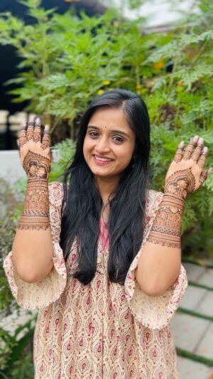Gopika Anil Instagram - Engagement Henna done for the gorgeous @gops_gopikaanil 😍.So honoured to be a part of this wonderful event and thank you for the amazing opportunity♥️.
.
.
.
.
.
.
.
.
.
.
#hennatime #trending #engagement #engagementhenna #hennadesign #bridalhenna #bridalmehndi #trendingreels #explore #celebritycouple #organichenna #reels