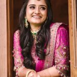 Gopika Anil Instagram - The joy of wearing the best ! ♥️ Thankyou so much @pureallure.in for adding more elegance with ur precious polka kundan jewels on my special day ! . 💄 nizanmakeovers ♥️ Mehendi @_brown_tint ♥️ 📸 @mouseartcochin ♥️ 👗 @jazaashdesignstudio ♥️ . #polkakundan #jewels #pureallure #pureallurebride #jazaashdesignstudio #pictureoftheday #engagementseries #gopikaanil