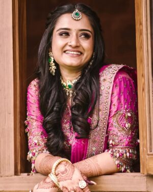 Gopika Anil Instagram - The joy of wearing the best ! ♥️ 
Thankyou so much @pureallure.in for adding more elegance with ur precious polka kundan jewels on my special day !
.
💄 nizanmakeovers ♥️
Mehendi @_brown_tint ♥️
📸 @mouseartcochin ♥️
👗 @jazaashdesignstudio ♥️
.
#polkakundan #jewels #pureallure #pureallurebride #jazaashdesignstudio #pictureoftheday #engagementseries #gopikaanil