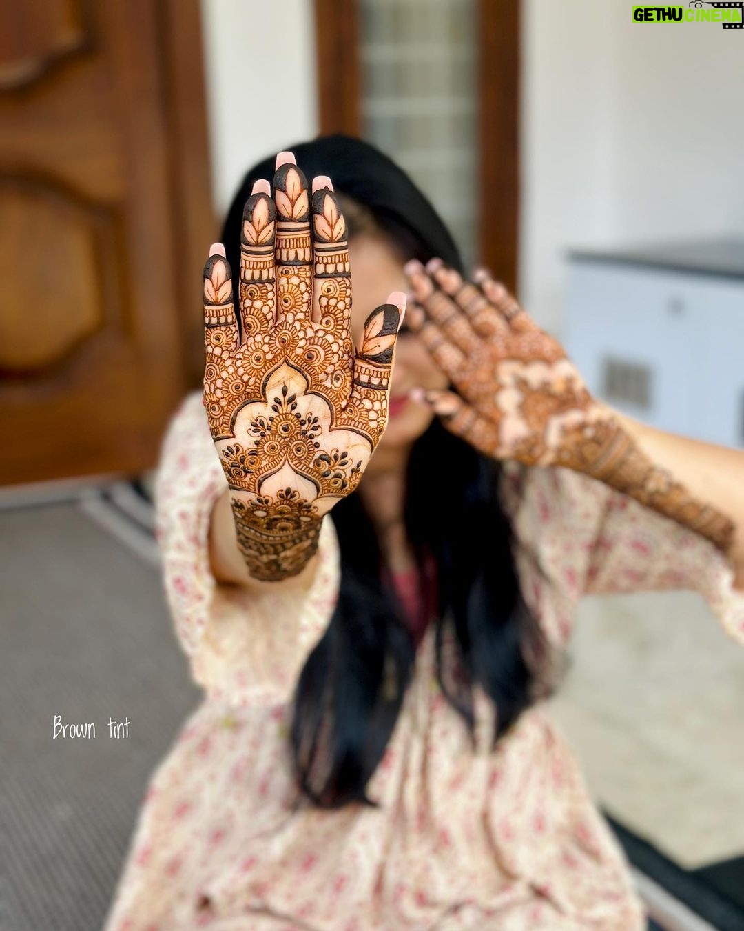 Gopika Anil Instagram - 🤎🤎🤎 . . . . . . . . . . #mehndi #simplemehendi #bridalmehndi #partyhenna #hennainspire #hennainspo #hennalove #picoftheday #bridalhenna #hennaartist #simplehenna #bridemaids #mehndi2023 #keralabride #artistsoninstagram #hennatatto #indianbride #wedding #indianbride #worldhennaforall #mehndilove #bridalhennaartist #mehendidesign #mehandidesign #hennalookbook #footmehndi #hennainspo_1 #trendymehndidesigns #newhenna #hennafun