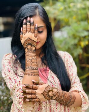 Gopika Anil Instagram - Pretty hands of gorgeous @gops_gopikaanil 

.
. 
.
.
.
.
.
. 
.
#celebrity #actress #celebrityhenna
#mehndi #simplemehendi #bridalmehndi #partyhenna #hennainspire #hennainspo #hennalove #picoftheday #bridalhenna #hennaartist #simplehenna #bridemaids #mehndi2023 #keralabride #artistsoninstagram #hennatatto #wedding #indianbride #worldhennaforall #mehndilove #bridalhennaartist #mehendidesign #mehandidesign #hennalookbook #trendymehndidesigns #newhenna #hennafun