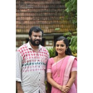 Gopika Anil Instagram - ഗോപിക അനിൽ എന്ന വ്യക്തിയെ അഞ്ജലി എന്ന രീതിയിൽ ഇത്രയും ജനകീയമാക്കി മാറ്റിയത്, കുടുംബ പ്രേക്ഷകർക്ക് ഇത്രയും ഇഷ്ടമുള്ള ഒരാൾ ആക്കി മാറ്റിയത് സാന്ത്വനം എന്ന സീരിയൽ ആണ്. അതിന്റെ കഥയാണ്. അതിലെ കഥാപാത്രമാണ്. അത് അവതരിപ്പിച്ച രീതിയാണ്. അതിന്റെ ഫുൾ ക്രെഡിറ്റ് ആദിത്യൻ സാറിനാണ്.

അദ്ദേഹം പലപ്പോഴും സെറ്റിൽ ഈ സാന്ത്വനം എന്ന സീരിയൽ ക്രിയേറ്റ് ചെയ്യുന്നത് കണ്ടിട്ട് അത്ഭുതത്തോടെ ഇരുന്നിട്ടുണ്ട്. മൂന്നുവർഷത്തോളം ആയിരം എപ്പിസോഡുകളോളം റേറ്റിംഗ് ഒട്ടും പുറകോട്ട് പോകാതെ ഇത് ക്രിയേറ്റീവ് ആയി കൊണ്ടുപോവുക എളുപ്പമുള്ള കാര്യമല്ല. സെറ്റിൽ ഇരിക്കുമ്പോൾ എത്ര വിഷമ ഘട്ടം ആണെങ്കിലും പ്രശ്നമുള്ള സമയം ആണെങ്കിലും സാറിന്റെ ആക്ഷൻ കേൾക്കുമ്പോൾ കിട്ടുന്ന എനർജി വേറെ എവിടെയും കിട്ടാറില്ല.

അവസാനമായിട്ട് ആ സെറ്റിൽ നിന്ന് തിരിച്ചു വരുമ്പോൾ എല്ലാവിധ ആശംസകളും എന്ന് പറഞ്ഞ് സാറ് കൈ തന്നിട്ടാണ് ഞാൻ അവിടുന്ന് പിരിയുന്നത് പക്ഷേ ഇനി അവിടെ തിരിച്ചുപോകുമ്പോൾ  സാറില്ല എന്നത് ഉൾക്കൊള്ളാൻ പോലും പറ്റുന്നില്ല. ഇപ്പോഴും ആ ഫാക്ട് മനസ്സ് അംഗീകരിക്കുന്നില്ല.

അടുത്ത ഷെഡ്യൂളിൽ കാണാം എന്ന് പറഞ്ഞാണ് പിരിഞ്ഞത്. അങ്ങനെ ഒരു കൂടിക്കാഴ്ച ഇനി ഉണ്ടാവില്ല എന്ന് ഓർക്കുമ്പോൾ ആകെ ഒരു മരവിപ്പ് അനുഭവപ്പെടുന്നു. വേദനയോടെ, പ്രാർത്ഥനയോടെ 🙏🏻