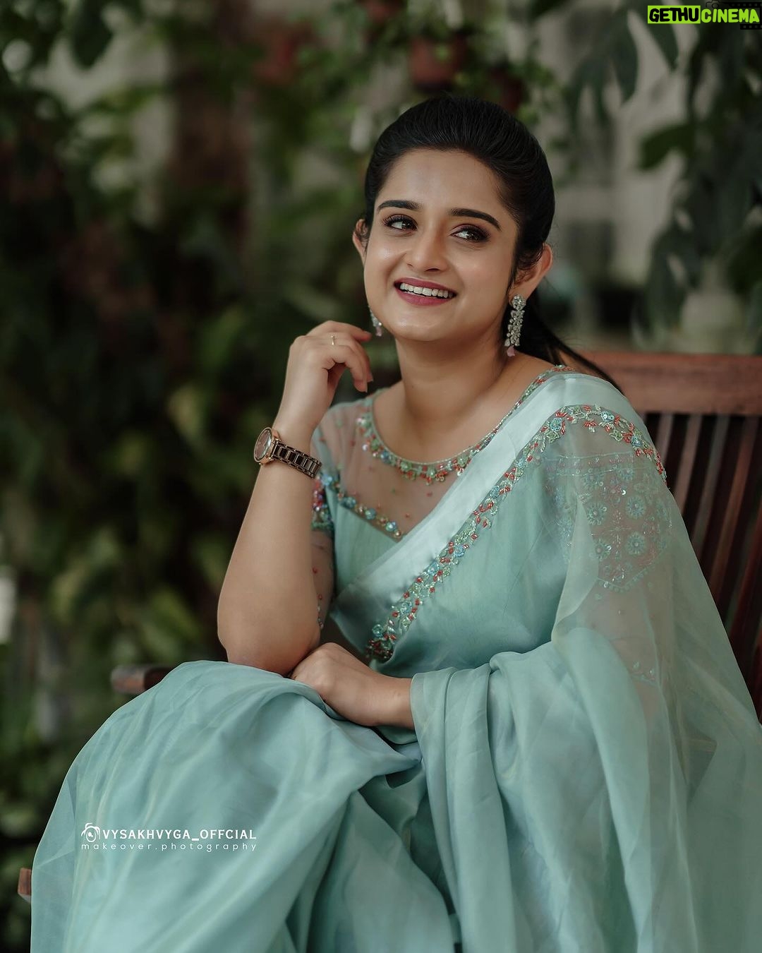 Gopika Anil Instagram - 💚 Saree- @jazaashdesignstudio 💚 Makeup n hair- @abilashchickumakeupartist 💚 Pc - @vysakhvyga_official . #ootd #outfitoftheday #organzasaree #loveforsaree #pastelshades #pictureoftheday #jazaashdesignstudio #photoshoot