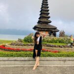 Gracy Goswami Instagram – Curious soul,
Travelling is the goal 🤍🤷🏻‍♀️

#bali #baliindonesia #vacation #vacaymode #vacayvibes #vacaymodeon #ulundhanutemple  #explore #travel #wanderlust #internationalvacation #surreal #instagramposts #style #fashion #outfitinspiration #sundayitis #sundays #happydays #vibe #grace #graceitwithgracy #500ksoon  #curioussoul #loveyouguys #grattitude #patience #passion #hardwork Pura Ulun Danu, Danau Bratan Bedugul