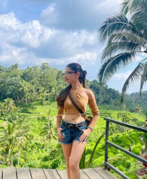 Gracy Goswami Instagram - Prolly the sun hittin on me! 🤷🏻‍♀️🌞
.
.
.
.
.
PS: swipe left to see me get annoyed with the 🌞