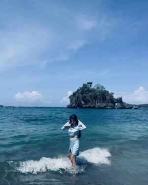 Gracy Goswami Instagram - Sandy Toes and Sunkissed Nose 🩵🌊🏝️
Wearing: @tomberamoureuxin 🤍

.
.
.
.
.
.
.
.
.

#bali #baliindonesia #vacation #vacaymode #vacayvibes #vacaymodeon #nusapenida #nusapenidaisland #explore #travel #wanderlust #internationvacay #surreal #instagramposts #style #fashion #outfitinspiration #Balivisits  #sundays #happydays #vibe #grace #graceitwithgracy #500ksoon  #baliisland #loveyouguys #grattitude #patience #passion #hardwork