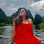 Gungun Uprari Instagram - “The world is a book and those who do not travel read only one page.” ❤️ @vandanalalwani777 . . . . #vietnam #vietnamtravel #travel #travelphotography #freinds #happiness 🌸