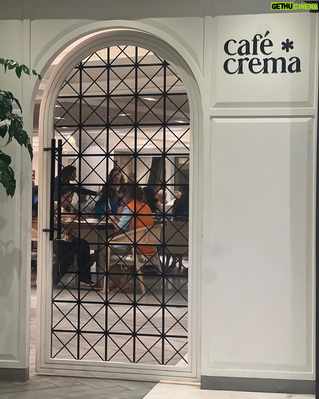 Gungun Uprari Instagram - It's easy to impress me. I don't need a fancy party to be happy. Just good friends, good food, and good laughs. I'm happy. I'm satisfied. I'm content ❤️ Thanks for inviting me with family for such lovely dinner @cafecrema__ ❤️ . . Thanks for arranging it for me @whitespotmarketing @adarshh_18 🌸 . . #goodfood #resturant #food #family #dinner #mothersday