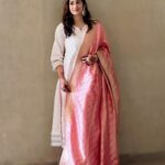 Gungun Uprari Instagram - Embracing the festival spirit ❤️ With very elegant & beautiful . . @dupattabazaar 💐 . #festivaloutfit #festivallook #diwali #bhaiduj