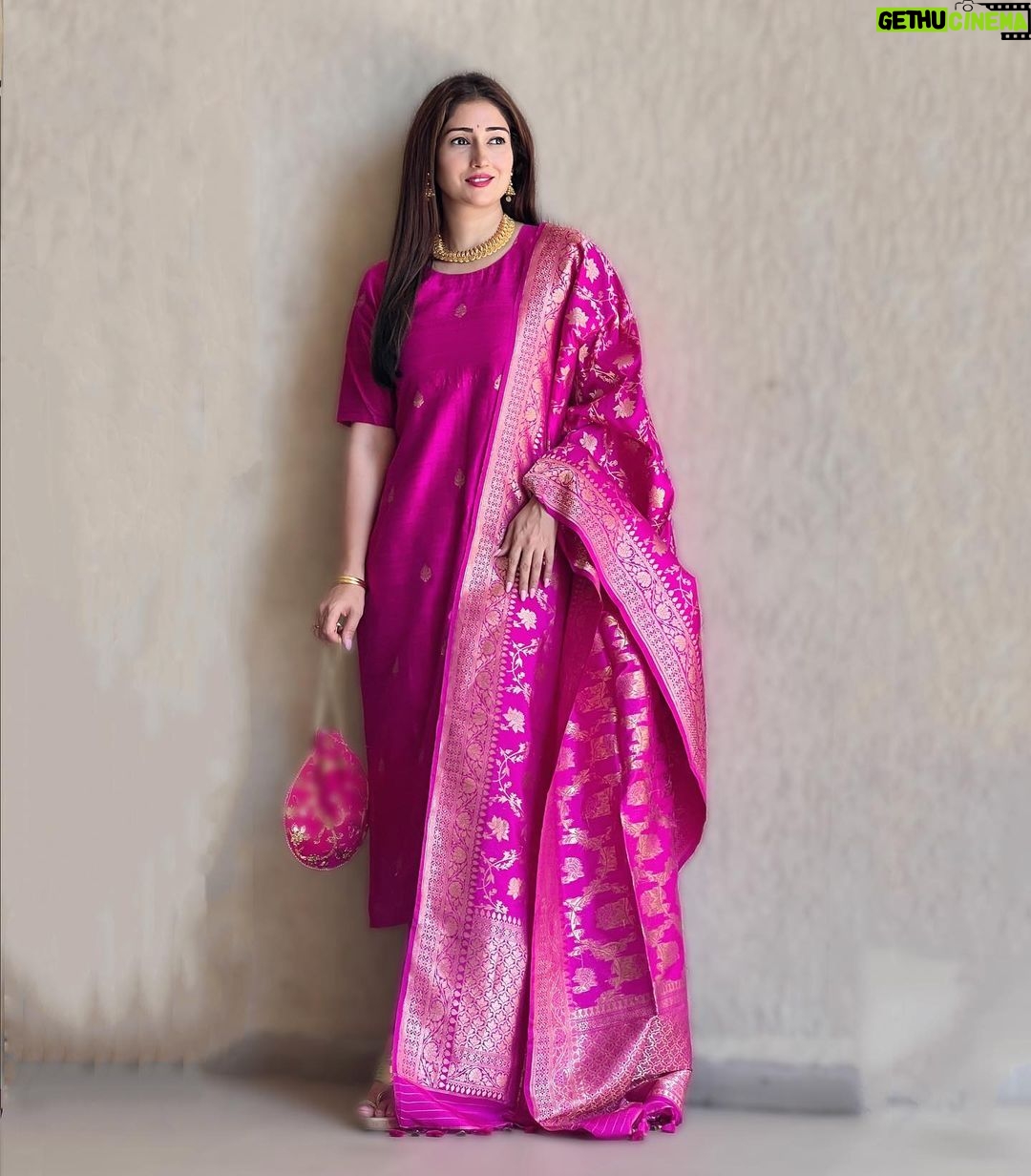 Gungun Uprari - 22.2K Likes - "Pink isn't just a color. It's an attitude too." 💕
.
.
Unleash your inner diva with the vibrant Magenta Pink Kadhwa Weave Raw Silk Dress Material from Chinaya Banaras! Get the perfect fit with free stitching on your size. Elevate your style and make heads turn!
@chinayabanaras 🌸
.
.
.
#pink #silk #banarasi #banarasisaree