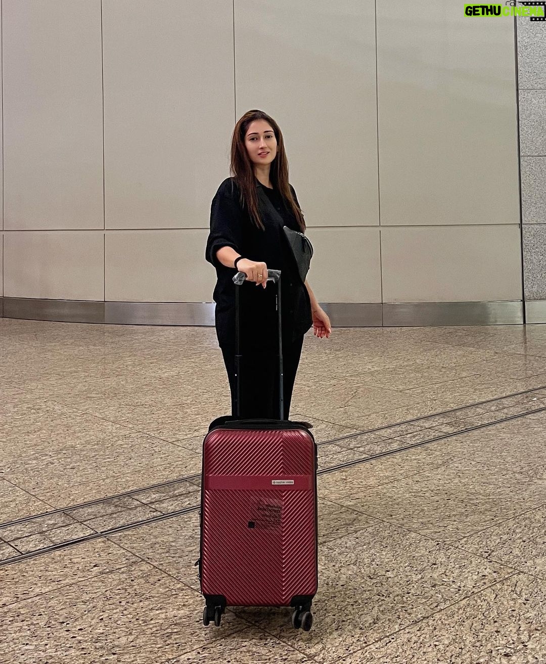 Gungun Uprari Instagram - Holiday time 😀 . . . Luggage @nasher_miles 💕