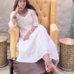 Gungun Uprari Instagram - White gives me energy, and yet makes me relaxed and beautiful 🤩 Beautiful dress @truebrowns Jewellery @teejhindia . . Location @ten.mumbai ❤️ . . . #pretty #beauty #trending #style #fashion