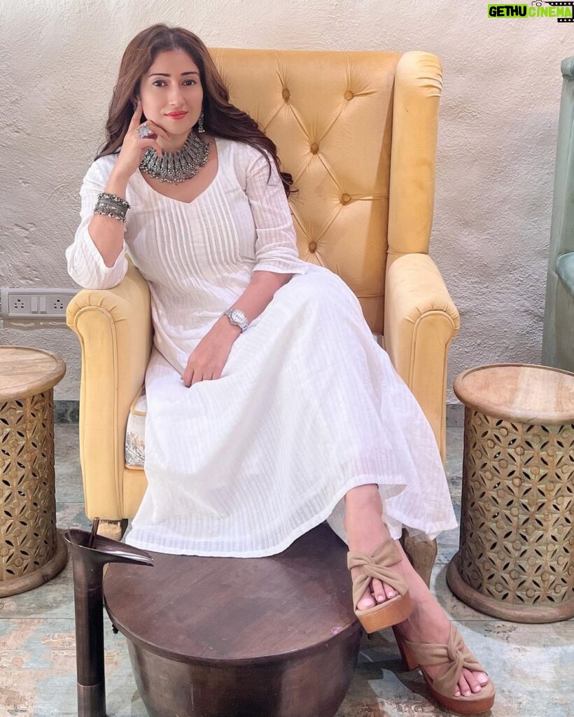 Gungun Uprari Instagram - White gives me energy, and yet makes me relaxed and beautiful 🤩 Beautiful dress @truebrowns Jewellery @teejhindia . . Location @ten.mumbai ❤️ . . . #pretty #beauty #trending #style #fashion