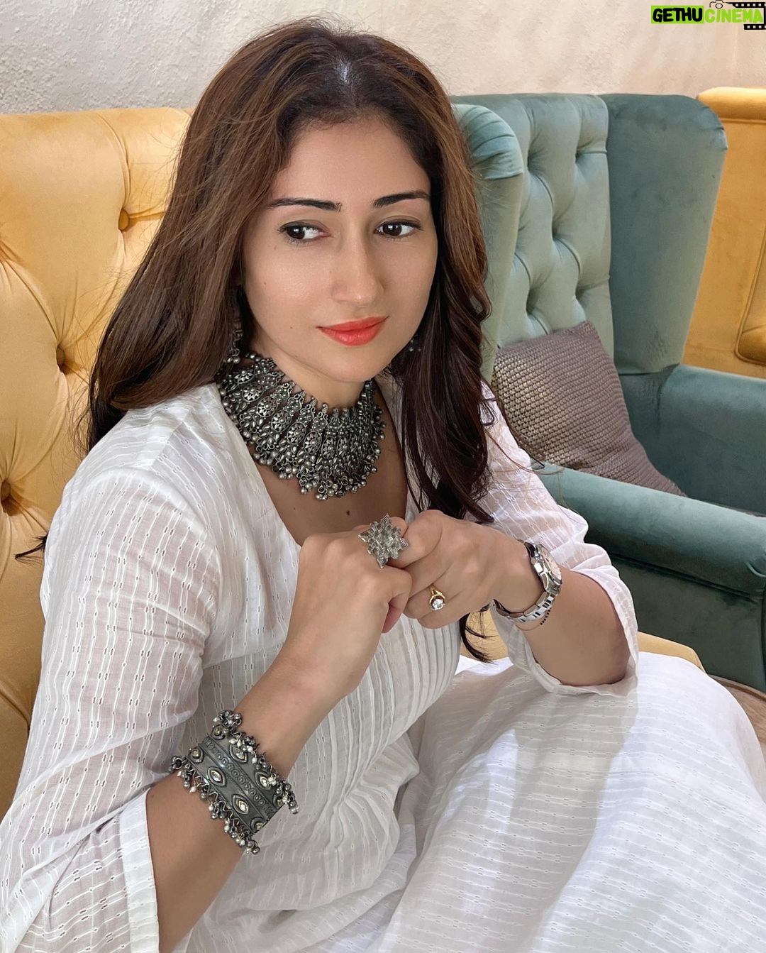 Gungun Uprari - 40.4K Likes - White gives
me energy, and yet makes me
relaxed and beautiful 🤩
Beautiful dress @truebrowns
Jewellery @teejhindia
.
.
Location @ten.mumbai ❤️
.
.
.
#pretty #beauty #trending #style #fashion