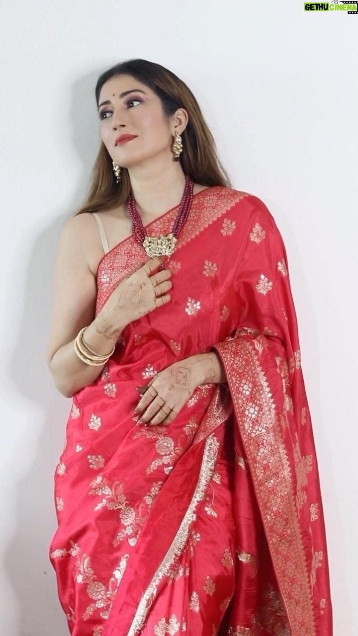 Gungun Uprari Instagram - “Saree: Where tradition meets fashion.” . . Diwali 🪔 with Sari @style_in_threads_ ❤️ . Makeup @shradha17_makeupartist 🎥 @alishankhanfilms . . #diwali #dress #tradition #mystyle #sari