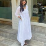 Gungun Uprari Instagram - White gives me energy, and yet makes me relaxed and beautiful 🤩 Beautiful dress @truebrowns Jewellery @teejhindia . . Location @ten.mumbai ❤️ . . . #pretty #beauty #trending #style #fashion