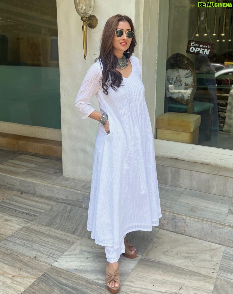 Gungun Uprari Instagram - White gives me energy, and yet makes me relaxed and beautiful 🤩 Beautiful dress @truebrowns Jewellery @teejhindia . . Location @ten.mumbai ❤️ . . . #pretty #beauty #trending #style #fashion