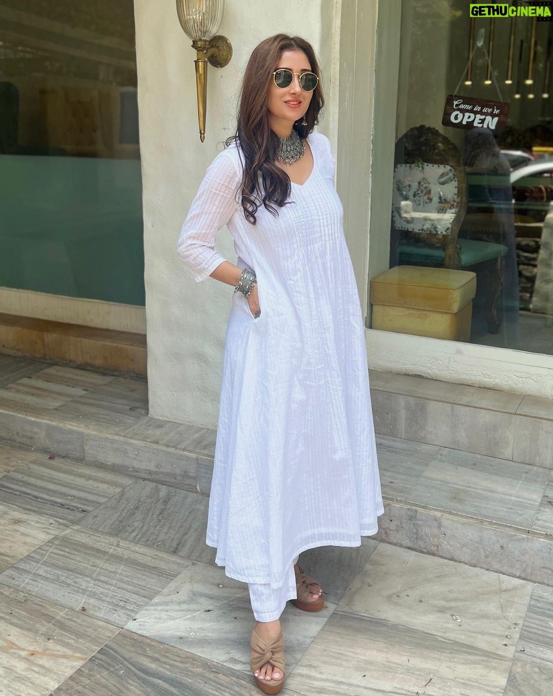 Gungun Uprari - 40.4K Likes - White gives
me energy, and yet makes me
relaxed and beautiful 🤩
Beautiful dress @truebrowns
Jewellery @teejhindia
.
.
Location @ten.mumbai ❤️
.
.
.
#pretty #beauty #trending #style #fashion
