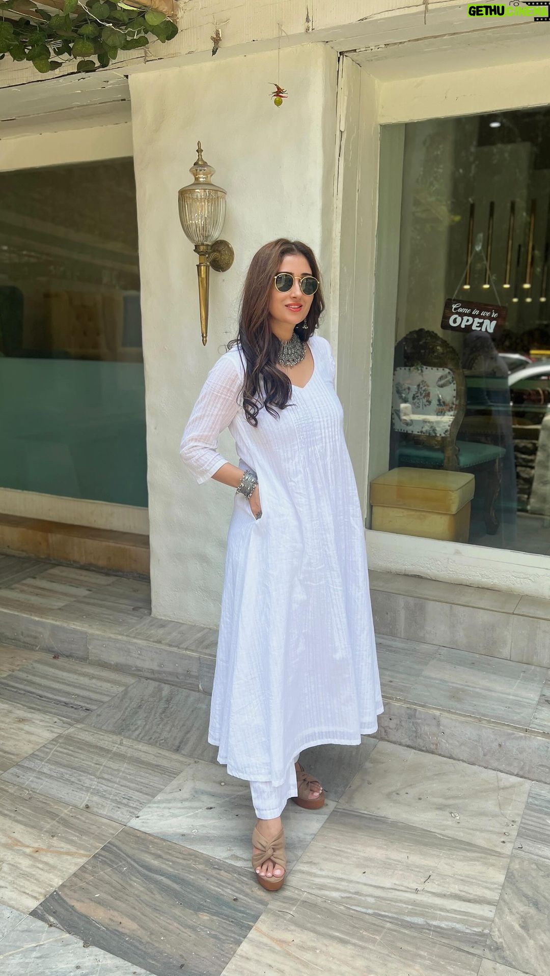 Gungun Uprari Instagram - “Sometimes all we need is a little pampering to help us feel better” My recent visit to @ten.mumbai An amazing salon for best beauty services 💕 Book your appointment today and get flat 15% discount on the service of your choice . #ten #salon #bandra #beauty #hair #skin