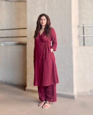 Gungun Uprari Instagram - “I get up every morning and it’s going to be a great day. You never know when it’s going to be over, so I refuse to have a bad day.” ❤️

.
.
.
.
.
Dress @truebrowns 🌸
.
.
.
#happyweekend #dresses #comfort #cotton #truebrown #saturday