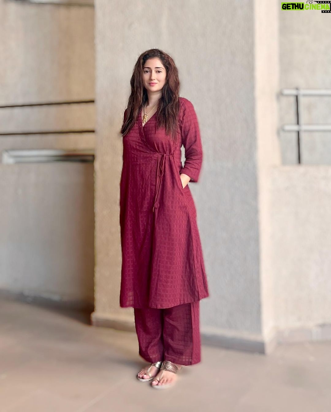 Gungun Uprari - 23.2K Likes - “I get up every morning and it’s going to be a great day. You never know when it’s going to be over, so I refuse to have a bad day.” ❤️
.
.
.
.
.
Dress @truebrowns 🌸
.
.
.
#happyweekend #dresses #comfort #cotton #truebrown #saturday