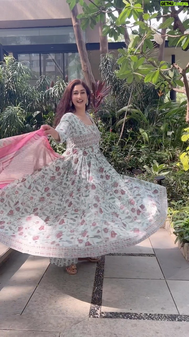Gungun Uprari Instagram - हर एक बात पे कहते हो तुम कि तू क्या है तुम्हीं कहो कि ये अंदाज़-ए-गुफ़्तगू क्या है 🌸 . . . . . . . Beautiful dress @thakurbaiofficial ❤️ . . . . #newday #love #motivation
