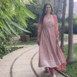 Gungun Uprari Instagram - वो आए घर में हमारे, खुदा की क़ुदरत हैं! कभी हम उमको, कभी अपने घर को देखते हैं ❤️ . . Beautiful dress @berryliciousclothing Happy #sunday #weekend #weekendvibes #suits #traditionalwear