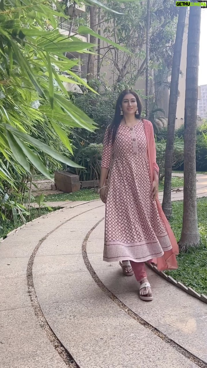 Gungun Uprari - 25K Likes - वो आए घर में हमारे, खुदा की क़ुदरत हैं!
कभी हम उमको, कभी अपने घर को देखते हैं ❤️
.
.
Beautiful dress @berryliciousclothing
Happy #sunday #weekend #weekendvibes #suits #traditionalwear