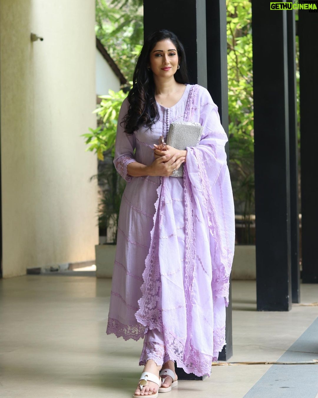 Gungun Uprari - 28.7K Likes - “Simplicity is the ultimate sophistication.”
Thanks @roze.india
For such elegant style.. i@loved it ❤️