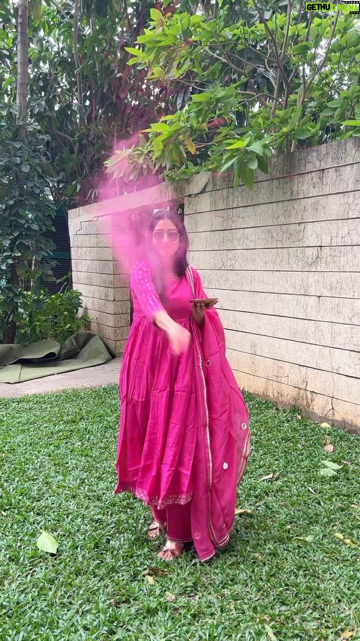 Gungun Uprari Instagram - रंगों की वर्षा, गुलाल की बौछार, गुझिया की मिठास, अपनों का प्यार मुबारक हो होली का त्योहार। Beautiful gulabi dress @tara_c_tara Leather footwear @shopauzori @maverick.communication01 #HappyHoli2023 #happyholi