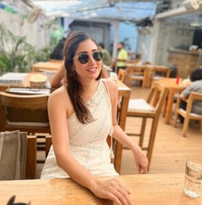 Gungun Uprari Instagram - “Keep smiling, because life is a beautiful thing and there’s so much to smile about.” ❤️ @tearsneyes 🤗 #happyweekend #happyhalloween #winters #daywellspent #lunchdate #dost #friday
